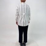 سم مدل: شومیز سایز بزرگ جنس پارچه: لینن سایزبندی: فری سایز (Free Size)، 38 تا 54 رنگ‌بندی: آبی، سفید، کرم قد کار: حدود 77 سانتی‌متر قد مدل: 170 سانتی‌متر دسته‌بندی: سایزبزرگ