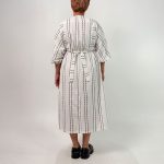 اسم مدل: پیراهن زنانه جنس پارچه: لینن سایزبندی: فری سایز (Free Size)، 38 تا 54 رنگ‌بندی: کرم، آبی، سفید قد کار: حدود 120 سانتی‌متر قد مدل: 170 سانتی‌متر دسته‌بندی: سایزبزرگ