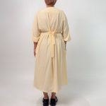اسم مدل: پیراهن لینن ساده جنس پارچه: لینن سایزبندی: فری سایز (Free Size)، 38 تا 54 رنگ‌بندی: آبی، سفید، زرد قد کار: حدود 120 سانتی‌متر قد مدل: 170 سانتی‌متر دسته‌بندی: سایزبزرگ