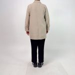 اسم مدل: شومیز جنس پارچه: زیپی سایزبندی: 38 تا 52 رنگ‌بندی: مشکی، سرمه‌ای، قهوه‌ای، کرم تیره، کرم روشن قد کار: حدود 85 سانتی‌متر قد مدل: 170 سانتی‌متر دسته‌بندی: سایزبزرگ