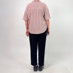اسم مدل: شومیز جیب نقاشی جنس پارچه:نخی لینن سایزبندی: Free Size (38 تا 50) رنگ‌بندی: طوسی، صورتی، آبی، مشکی قد کار: حدود 66 سانتی‌متر قد مدل: 170 سانتی‌متر دسته‌بندی: سایزبزرگ
