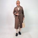 اسم مدل: مانتو یقه انگلیسی جنس پارچه: بزیاق سایزبندی: 38 تا 50 رنگ‌بندی: کرم، قهوه ای، مشکی قد کار: حدود 120 سانتی‌متر قد مدل: 170 سانتی‌متر دسته‌بندی: سایزبزرگ