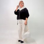 اسم مدل: شومیز بامبر جنس پارچه: بابوس سایزبندی: Free Size (38 تا 50) رنگ‌بندی: مشکی قد کار: حدود 52 سانتی‌متر قد مدل: 170 سانتی‌متر دسته‌بندی: سایزبزرگ