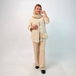 اسم مدل: شومیز تک رنگ جنس پارچه: لینن رنگ‌بندی: کرم سایزبندی:مناسب سایز 40-52 قد کار: حدود 75 تا 77 سانتی‌متر قد مدل: 170 سانتی‌متر دسته‌بندی: سایز بزرگ