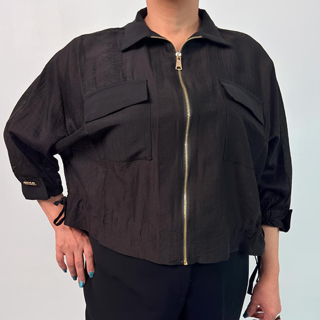 اسم مدل: شومیز بامبر جنس پارچه: بابوس سایزبندی: Free Size (38 تا 50) رنگ‌بندی: مشکی قد کار: حدود 52 سانتی‌متر قد مدل: 170 سانتی‌متر دسته‌بندی: سایزبزرگ