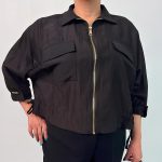 اسم مدل: شومیز بامبر جنس پارچه: بابوس سایزبندی: Free Size (38 تا 50) رنگ‌بندی: مشکی قد کار: حدود 52 سانتی‌متر قد مدل: 170 سانتی‌متر دسته‌بندی: سایزبزرگ