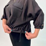 اسم مدل: شومیز بامبر جنس پارچه: بابوس سایزبندی: Free Size (38 تا 50) رنگ‌بندی: مشکی قد کار: حدود 52 سانتی‌متر قد مدل: 170 سانتی‌متر دسته‌بندی: سایزبزرگ