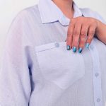 اسم مدل: شومیز دو جیب جنس پارچه: لینن سایزبندی: فری سایز (Free Size) (38 تا 52) رنگ‌بندی: مشکی، سبز، قهوه‌ای، صورتی، آبی، زرد، سفید قد کار: حدود 66 سانتی‌متر قد مدل: 170 سانتی‌متر دسته‌بندی: سایزبزرگ