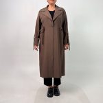 اسم مدل: مانتو یقه انگلیسی جنس پارچه: بزیاق سایزبندی: 38 تا 50 رنگ‌بندی: کرم، قهوه ای، مشکی قد کار: حدود 120 سانتی‌متر قد مدل: 170 سانتی‌متر دسته‌بندی: سایزبزرگ