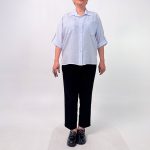اسم مدل: شومیز دو جیب جنس پارچه: لینن سایزبندی: فری سایز (Free Size) (38 تا 52) رنگ‌بندی: مشکی، سبز، قهوه‌ای، صورتی، آبی، زرد، سفید قد کار: حدود 66 سانتی‌متر قد مدل: 170 سانتی‌متر دسته‌بندی: سایزبزرگ