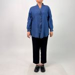 اسم مدل: شومیز جین جنس پارچه: جین کاغذی سایزبندی: 40 تا 60 رنگ‌بندی: آبی قد کار: حدود 80 سانتی‌متر قد مدل: 170 سانتی‌متر دسته‌بندی: سایزبزرگ