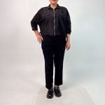 اسم مدل: شومیز بامبر جنس پارچه: بابوس سایزبندی: Free Size (38 تا 50) رنگ‌بندی: مشکی قد کار: حدود 52 سانتی‌متر قد مدل: 170 سانتی‌متر دسته‌بندی: سایزبزرگ