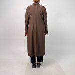 اسم مدل: مانتو یقه انگلیسی جنس پارچه: بزیاق سایزبندی: 38 تا 50 رنگ‌بندی: کرم، قهوه ای، مشکی قد کار: حدود 120 سانتی‌متر قد مدل: 170 سانتی‌متر دسته‌بندی: سایزبزرگ